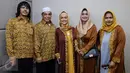 Julia Perez (Jupe) berfoto bersama dengan kedua orangtuanya dan Ria Irawan beserta sang suami di kawasan Bandara Seokarno Hatta, Tangerang, Senin (2/1). Meski masih sakit, Jupe memutuskan pergi umrah ke Tanah Suci Mekkah. (Liputan6.com/Herman Zakharia)