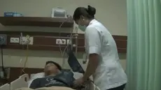 Michael jonathan tergolek kritis di sebuah rumah sakit swasta, di Tangerang Banten, Warga Pondok Aren, ini baru saja mengalami kecelakaan, akibat menggunakan telepon selular saat berkendara.