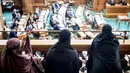 Sejumlah perempuan yang mengenakan niqab menyimak sidang Parlemen Denmark di Kopenhagen, Denmark (31/5). UU itu dihasilkan dalam pemungutan suara, di mana 75:30 suara menyetujui aturan tersebut. (Mads Claus Rasmussen / Ritzau Scanpix / AFP)