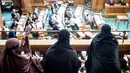 Sejumlah perempuan yang mengenakan niqab menyimak sidang Parlemen Denmark di Kopenhagen, Denmark (31/5). UU itu dihasilkan dalam pemungutan suara, di mana 75:30 suara menyetujui aturan tersebut. (Mads Claus Rasmussen / Ritzau Scanpix / AFP)