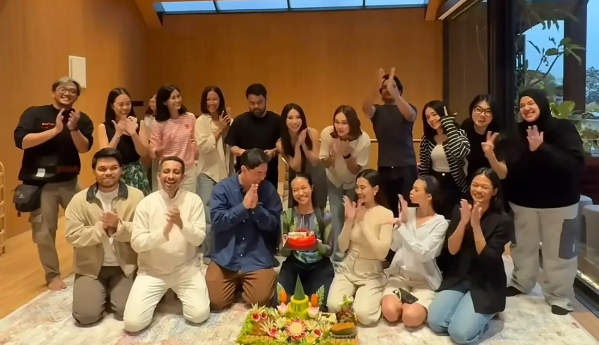 Luna Maya tampak hadir mengenakan atasan putih lengan pendek dipadukan celana denim.  [@aaliyah.massaid]