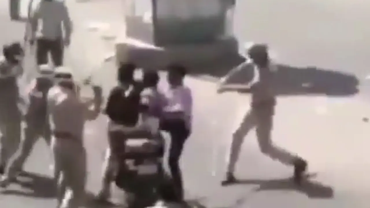 Polisi pukuli pengendara motor