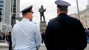 Petugas polisi berjaga-jaga saat upacara peresmian patung Mikhail Kalashnikov di pusat kota Moskow, Rusia (19/9). Mikhail Kalashnikov merupakan penemu senapan serbu AK-47. (AFP Photo/Maxim Zmeyev)