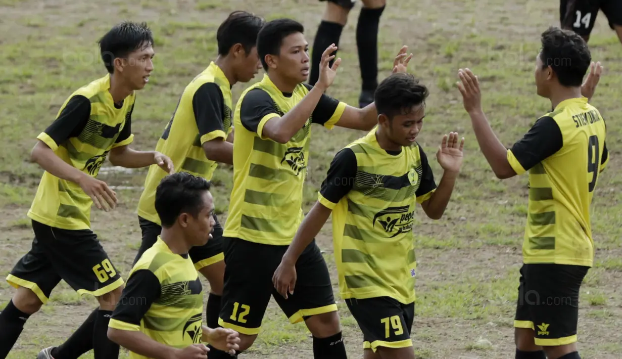 Pemain STIEM Bungayya melakukan selebrasi usai menang atas Universitas Bosowa pada laga Torabika Campus Cup 2017 di Stadion UNM, Makassar, Selasa, (17/10/2017). STIEM Bungayya menang 2-0 atas Universitas Bosowa. (Bola.com/M Iqbal Ichsan)