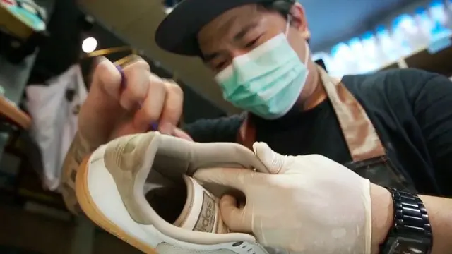 Bermula dari pengalaman pribadi, Iwan Hoeditarto sukses berbisnis jasa pembersihan sepatu dan tas. Puluhan juta rupiah mampu diraupnya tiap bulan dari usaha pembersihan sepatu ini.
