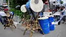 Deretan bedug yang di pajang pedagang di pinggiran Jalan KH Mas Mansyur, Jakarta, Minggu (6/7/14). (Liputan6.com/Faizal Fanani)