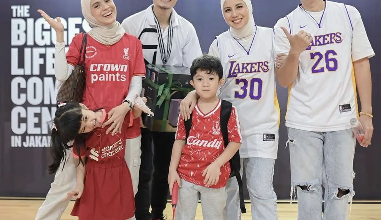 Nycta Gina juga hadir bersama keluarganya mengenakan jersey Liverpool. credit: Instagram (@tya_ariestya)