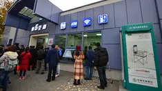 Warga mengantre di luar toilet umum pertama yang dilengkapi Wi-fi, mesin ATM hingga tempat pengisian energi untuk ponsel dan mobil listrik di Beijing, Kamis (19/11). Toilet ini juga akan dibuka di pinggiran kota Beijing dan kota lain.(CHINA OUT AFP PHOTO)