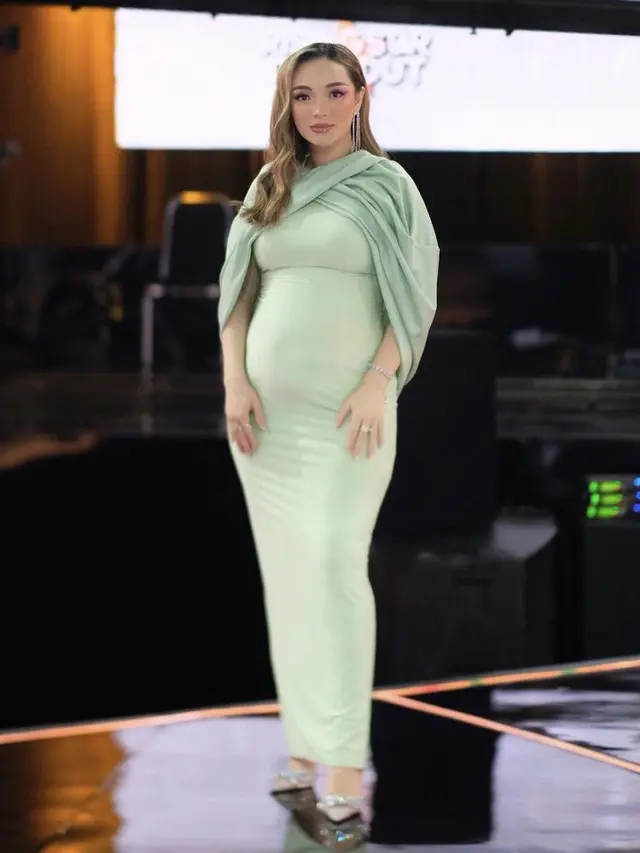 Potret Zaskia Gotik Kenakan Gaun Press Body Hingga Gaya Santai Liburan di Singapura, credit: Instagram @zaskia_gotix