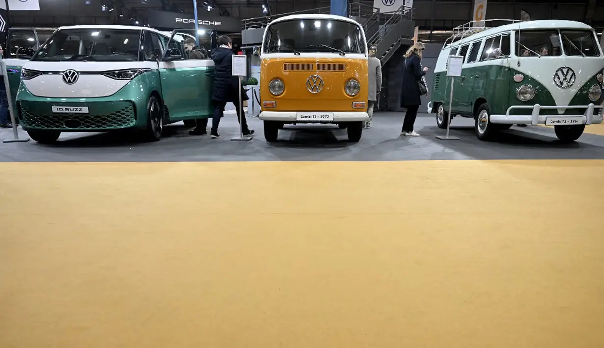Pengunjung melihat model van Volkswagen lama dan modern yang dipamerkan pada pameran mobil klasik internasional Retromobile edisi ke-47 di Paris Expo Porte de Versailles, Paris, Prancis, 31 Januari 2023. Retromobile yang berlangsung pada tanggal 1 hingga 5 Februari 2023 menawarkan kesempatan kepada pengunjung untuk menemukan kembali model dan koleksi mobil klasik. (Emmanuel DUNAND/AFP)
