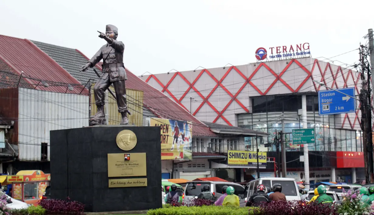 Patung Kapten Tubagus Muslihat di Simpang Jalan Kapten Muslihat, Kota Bogor, Jawa Barat, Senin (26/12/2022). Patung hasil karya seniman Yayat Darajat ini merekonstruksi wajah, tubuh dan perawakan pahlawan yang gugur di medan perang usai tertembak di Jembatan Merah. (Liputan6.com/Magang/Aida Nuralifa)