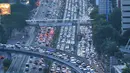 Kondisi Tol Dalam Kota arah Tol Cikampek menjelang libur panjang yang jatuh pada tanggal 5 dan 6 Mei, Jakarta, Rabu (4/5). Ribuan kendaraan terjebak macet di Kawasan Gatot Subroto. Foto diambil sekitar pukul 5 sore. (Liputan6.com/Gempur M Surya)