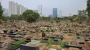 Seorang perawat makam merapikan salah satu makam di TPU Karet Bivak, Jakarta, Rabu (7/10/2015).  Pengamat Tata Kota dari Universitas Trisakti Nirwono Yoga memprediksi DKI Jakarta akan mengalami krisis lahan makam pada 2017. (Liputan6.com/Gempur M Surya)