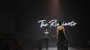 Para model memeragakan busana fesyen The Rizkianto pada panggung gelaran mode Jakarta Fashion Week (JFW) 2026 di City Hall, Pondok Indah Mall 3, Jakarta, Rabu (29/10/2025). (Kapanlagi.com/Budy Santoso)