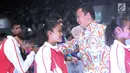 Menpora, Imam Nahrawi menyalami atlet Indonesia usai membuka Kejuaraan Junior Senam Artistik Asia ke-15 di Istora Senayan, Jakarta, Rabu (25/4). 20 negera ambil bagian pada ajang ini dengan total kontingen 286 orang. (Liputan6.com/Helmi Fithriansyah)
