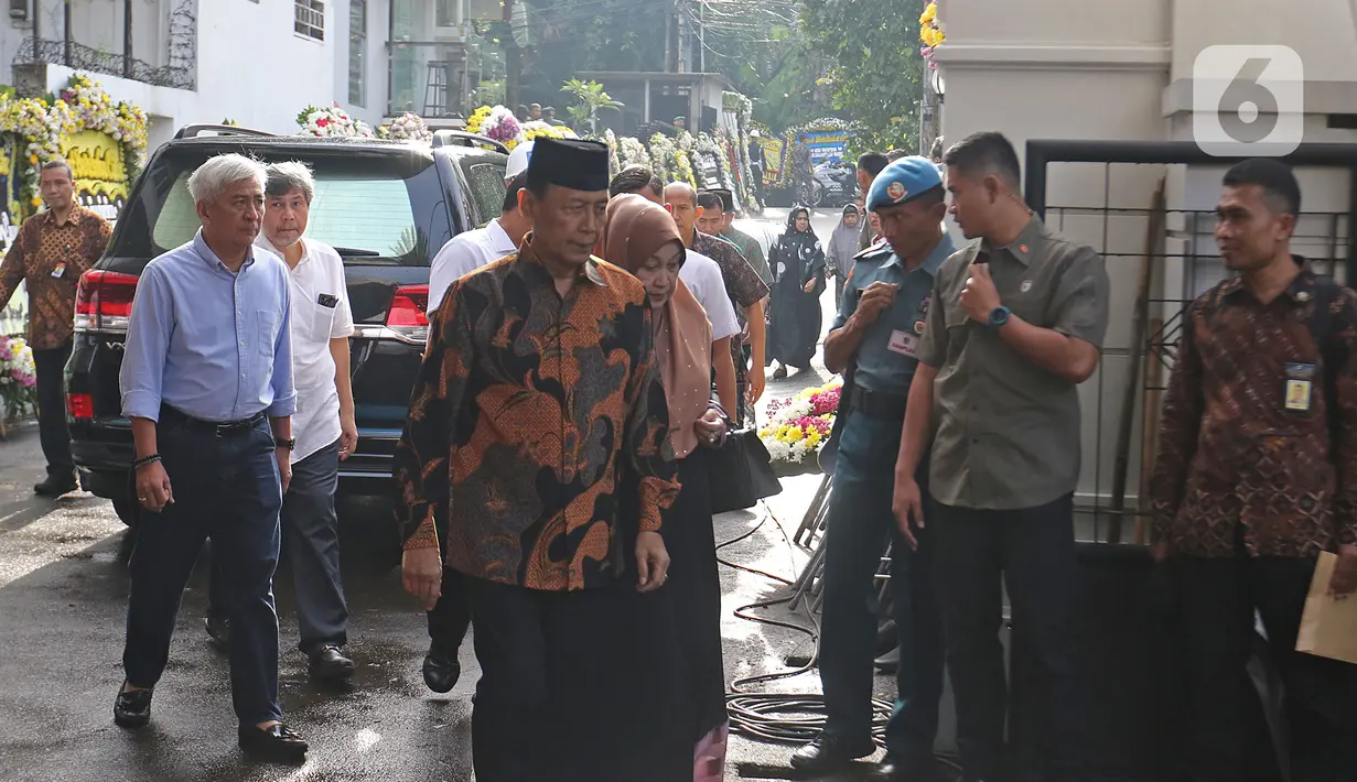 Ketua Dewan Pertimbangan Presiden (Wantimpres) Wiranto saat melayat KH Salahuddin Wahid atau Gus Sholah di rumah duka kawasan Mampang Prapatan, Jakarta, Senin (3/2/2020). Gus Sholah meninggal di RS Harapan Kita Jakarta karena sakit. (Liputan6.com/Herman Zakharia)