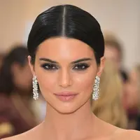 "Jadi, siapa sih yang sebenarnya dikencani Kendall Jenner?". Pertanyaan itu tentu saja terlintas di kepala netizen. (seventeen.com)