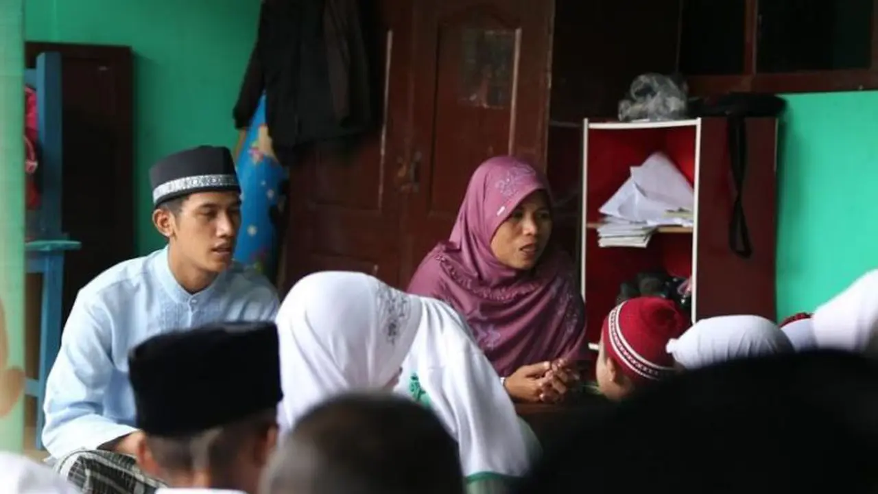 Hati Mulia Ibu Nung, Si Guru Pemulung Ajarkan Mengaji Gratis