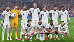 (Dari kiri ke kanan) Bek Inggris #02 Kyle Walker, kiper Inggris #01 Jordan Pickford, bek Inggris #05 Ezri Konsa, bek Inggris #12 Dan Burn, gelandang Inggris #17 Curtis Jones, gelandang Inggris #10 Jude Bellingham, dan penyerang Inggris #11 Marcus Rashford, (dari kiri ke kanan) gelandang Inggris #04 Declan Rice, penyerang Inggris #09 Harry Kane, bek Inggris #23 Myles Lewis-Skelly, dan gelandang Inggris #07 Phil Foden, berpose untuk foto bersama sebelum kick-off pertandingan kualifikasi Piala Dunia 2026 Grup K antara Inggris dan Albania, di stadion Wembley di London, Sabtu dini hari WIB (22-3-2025). (Glyn KIRK/AFP)