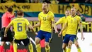 Gelandang Swedia Jakob Johansson (tengah) merayakan gol bersama rekan setimnya saat melawan Italia dalam pertandingan kualifikasi Piala Dunia 2018 di Solna, Swedia (10/11). Timnas Italia takluk 0-1 dari Swedia. (AP Photo/Frank Augstein)