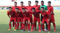 Timnas Vietnam U-19 sebelum tampil di penyisihan Grup A Piala AFF U-19 2018. (Bola.com/Aditya Wany)