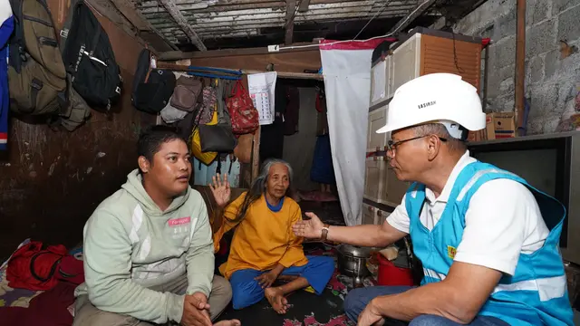 General Manager PLN UID Jakarta Raya, Lasiran sedang berbincang dengan Maryanah (74), Muhammad Randy (25) cucu Maryanah di rumah Maryanah, Kelurahan Menteng Atas, Jakarta Selatan, Senin (10/3/2025). (Foto:PLN)
