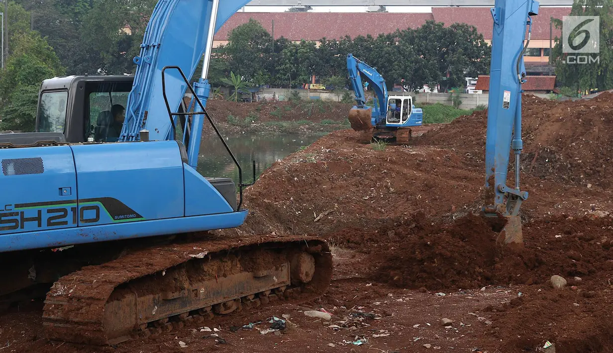 Alat berat mengeruk tanah di lokasi pembangunan Waduk Rambutan, Jakarta Timur, Rabu (24/10). Keberadaan waduk tersebut nantinya diharapkan bisa menahan luapan kali saat mendapat banjir kiriman. (Liputan6.com/Immanuel Antonius)