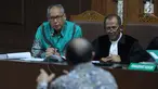 Terdakwa perintangan penyidikan korupsi E-KTP, Bimanesh Sutarjo (kiri) menyimak keterangan saksi pada sidang lanjutan di Pengadilan Tipikor, Jakarta, Jumat (26/5). Sidang mendengar keterangan saksi ahli. (Liputan6.com/Helmi Fithriansyah)