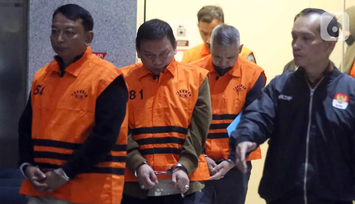 Wakil Ketua Pengadilan Negeri Depok, Bambang Setyawan (kedua kiri) berjalan menuju mobil tahanan di Gedung Merah Putih Komisi Pemberantasan Korupsi (KPK), Jakarta, Sabtu (7/2/2026). (Liputan6.com/Helmi Fithriansyah)