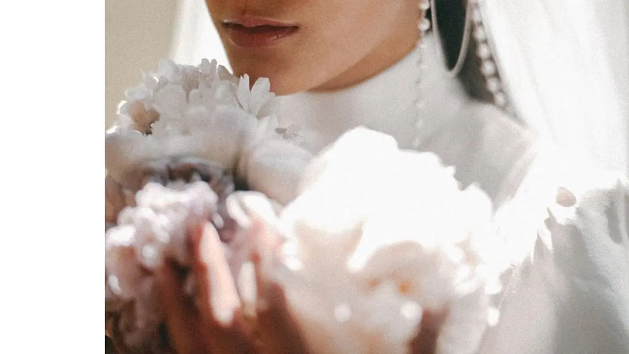 Pesona Anggun Tara Basro dengan Gaun Pengantin Putih Satin