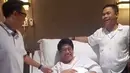 Di momen ini, Akri dan Eko meminta masyarakat untuk tidak lagi khawatir dengan kondisi Parto. Karena kini, ayah Amanda Caesa itu sudah berangsur pulih dan lancar operasinya. Bahkan, hari itu mereka mengajak Parto bercanda, sehingga ia bisa tertawa lepas. (Liputan6.com/IG/@ekopatriosuper)