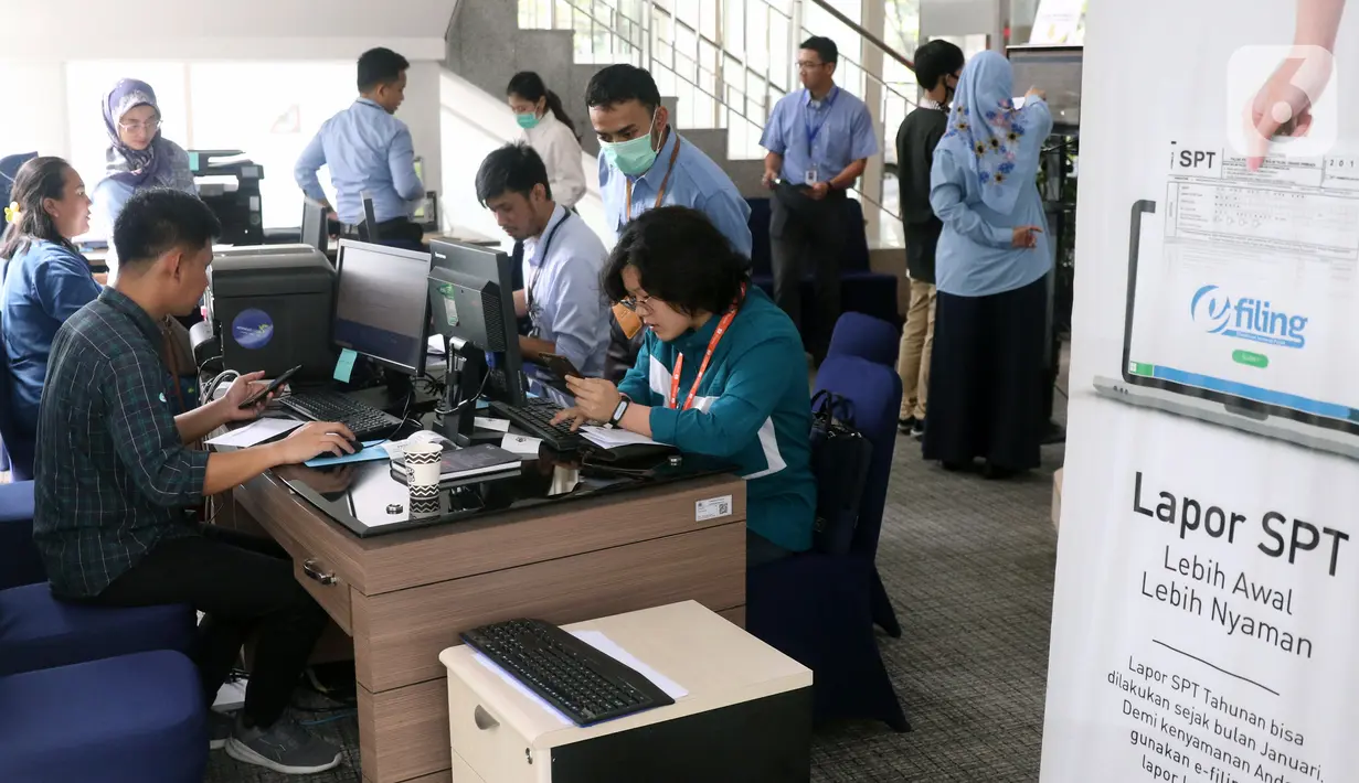 Petugas melayani masyarakat yang ingin melaporkan SPT di Kantor Direktorat Jenderal Pajak di Jakarta, Rabu (11/3/2020). DJP menargetkan pelaporan SPT tahun ini bisa mencapai 15,2 juta atau sekitar 80 persen wajib pajak yang wajib melaporkan pembayaran pajaknya. (Liputan6.com/Angga Yuniar)