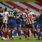 Sejumlah pemain terlibat dalam perkelahian dalam pertandingan lanjutan Liga Inggris antara Sheffield United dan Southampton. (Foto: AFP/Pool/Lee Smith)
