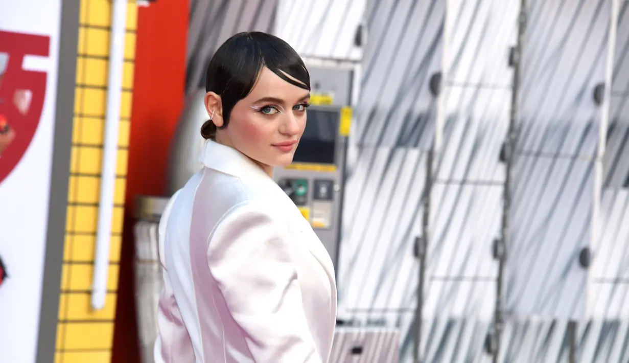 Aktris AS Joey King berpose saat menghadiri pemutaran perdana "Bullet Train" di Los Angeles di teater Regency Village di Westwood, California (1/8/2022). Tampilannya menampilkan potongan di kedua sisi pinggulnya, memamerkan kulitnya yang sempurna untuk acara bertabur bintang. (AFP Photo/Michael Tran)