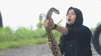 Pritta, gadis cantik asal Bojonegoro yang jatuh cinta dengan ular piton. (Liputan6.com/Ahmad Adirin)