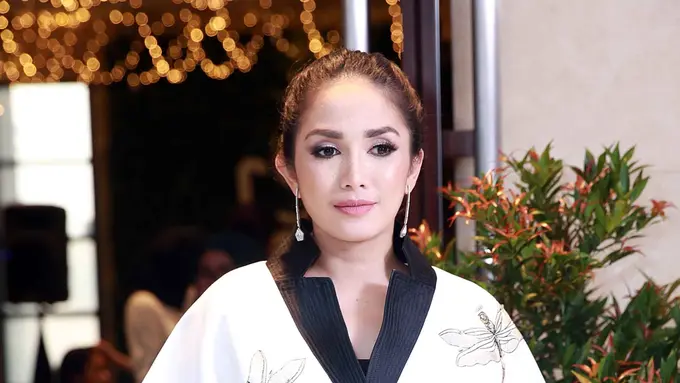 [Bintang] Ussy Sulistiawaty