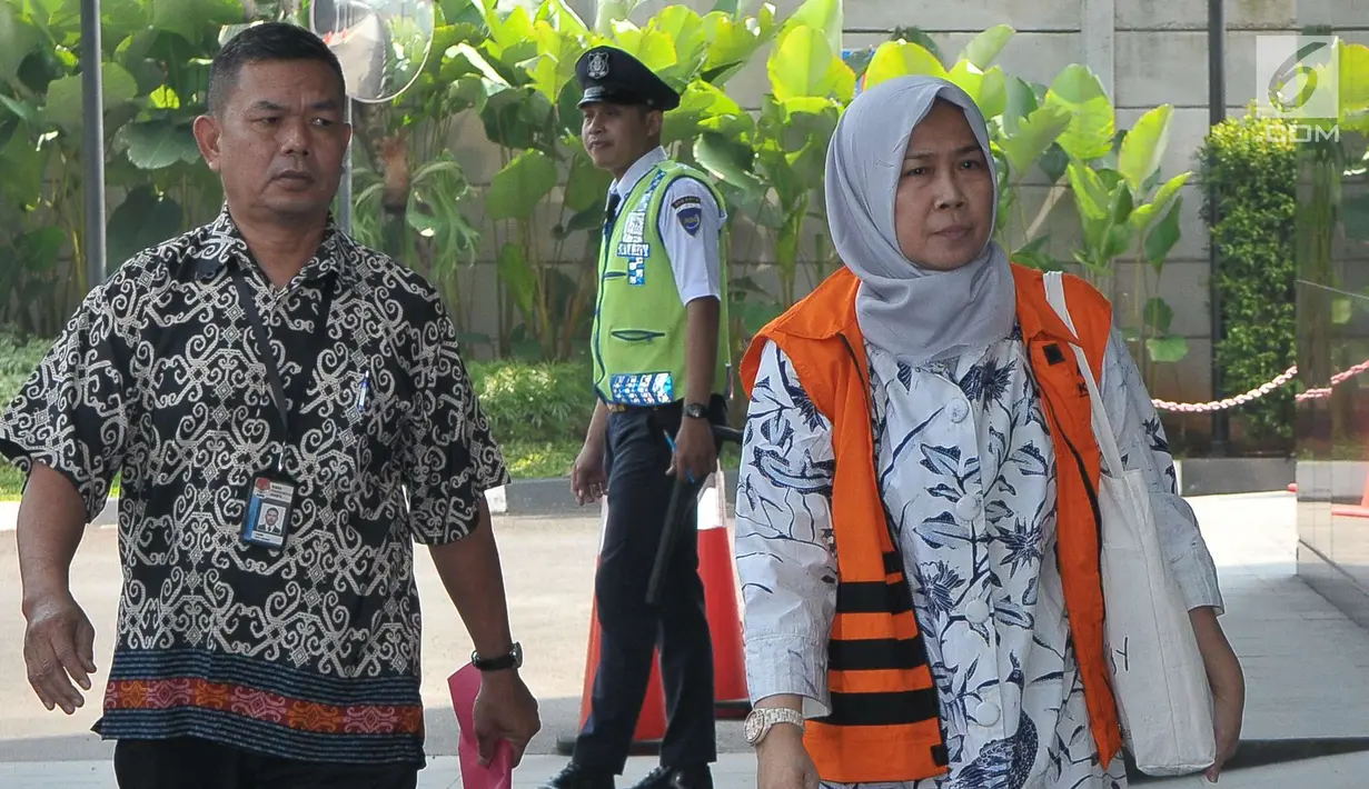 Kadis Peternakan Pemprov Jawa Timur Rohayati saat akan diperiksa di KPK, Jakarta, Jumat (7/7). Rohayati diperiksa sebagai saksi kasus suap pengawasan dan pemantauan DPRD Jawa Timur tentang penggunaan anggaran tahun 2017. (Liputan6.com/Helmi Afandi)