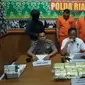 Dua kurir sabu dari Malaysia (berbaju orange) terancam hukuman mati akibat pekerjaan haramnya. (Liputan6.com/M Syukur)