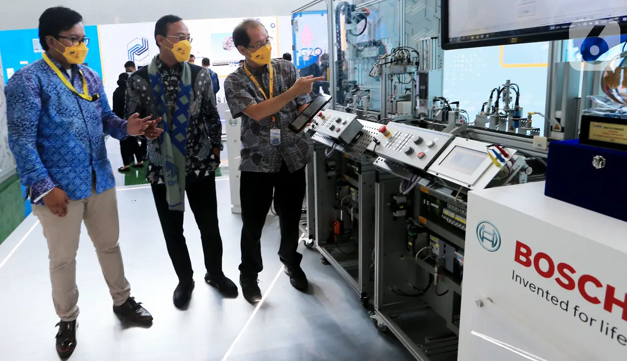 Business Development Manager Connected Solutions, Bosch Indonesia Dhuha Abdul (kiri), Kapus Pendidikan dan Pelatihan SDM Industri, Kemenperin Tirta Wisnu Permana (tengah) dan perwakilan Bosch Rexroth menjelaskan teknologi mMS 4.0 di Gedung PIDI 4.0, Jakarta, Rabu (8/12/2021). (Liputan6.com/HO/Bosch)