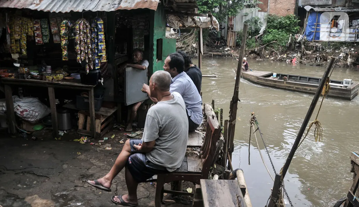 Aktivitas warga di bantaran Kali Ciliwung, Jakarta, Selasa (31/1/2023). Penjabat (Pj) Gubernur DKI Jakarta Heru Budi Hartono menargetkan normalisasi Ciliwung dapat terealisasi sepanjang 4,8 kilometer pada tahun 2023 sebagai upaya pengendalian banjir. Target itu hendak ia capai selama memimpin Kota Jakarta, merampungkan normalisasi di kawasan Jakarta Timur dan Jakarta Selatan. (merdeka.com/Iqbal S Nugroho)