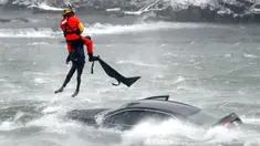 Penyelam Penjaga Pantai AS yang ditambatkan pada helikopter menarik tubuh pengendara mobil yang terjebak dalam arus deras di tepi Air Terjun Niagara, New York, AS, 8 Desember 2021. Wanita berusia 66 tahun meninggal setelah terjebak dua jam dalam air beku. (Sharon Cantillon/The Buffalo News via AP)