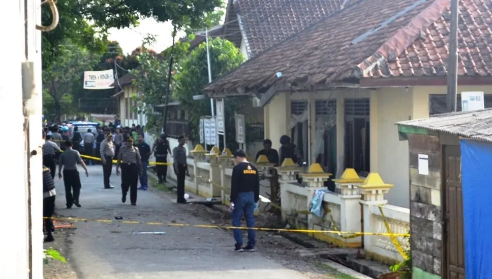 Polisi mengamankan KUA Sidareja Cilacap usai ledakan. (Liputan6.com/Muhamad Ridlo)