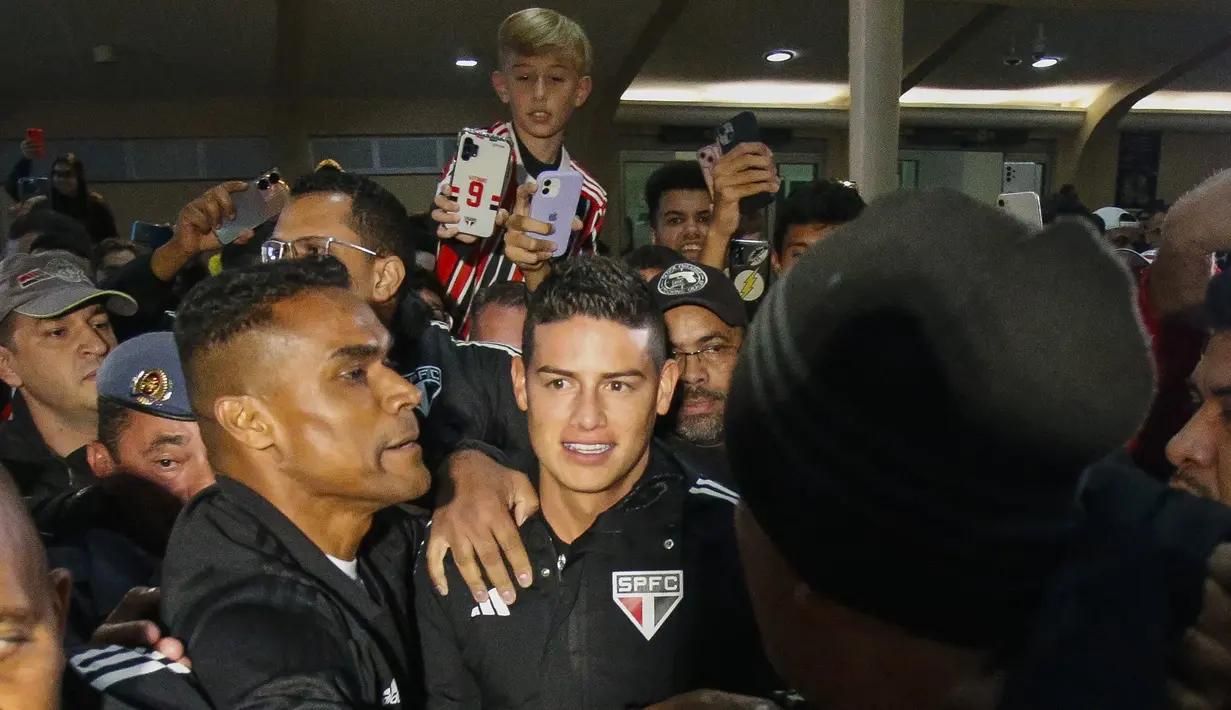 Gelandang Kolombia James Rodriguez (tengah) tiba di Bandara Congonhas di Sao Paulo, Brasil, pada 30 Juli 2023.  (AFP/Miguel Schincariol)