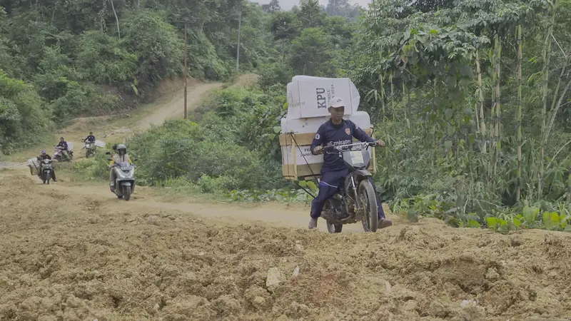 Petugas berjibaku mengantarkan logistik pemilu ke pelosok desa di Bogor melintasi Banten. (Liputan6.com/Achmad Sudarno)