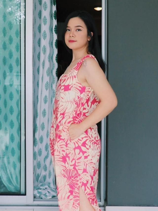 Hobi Menjahit, Ini 7 Potret Sinta Keong Racun dengan Baju Buatannya