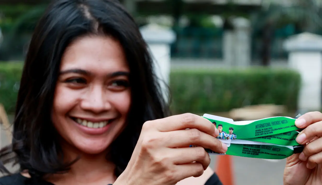 Calon penonton menunjukkan tiket pertandingan FIFA Matchday 2023 antara Timnas Indonesia melawan Argentina di Wisma Serbaguna GBK, Sabtu (17/6/2023). Penukaran tiket masih akan dibuka hingga besok, Minggu (18/6/2023) mulai dari pukul 10.00-17.00 WIB di lokasi yang sama. (Bola.com/M Iqbal Ichsan)
