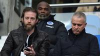 Jose Mourinho terlihat di Stadion Seagull's Amex untuk menyaksikan pertandingan Middlesbrough melawan Brighton and Hove, Sabtu (19/12/2015) malam WIB. (dok. Mirror)
