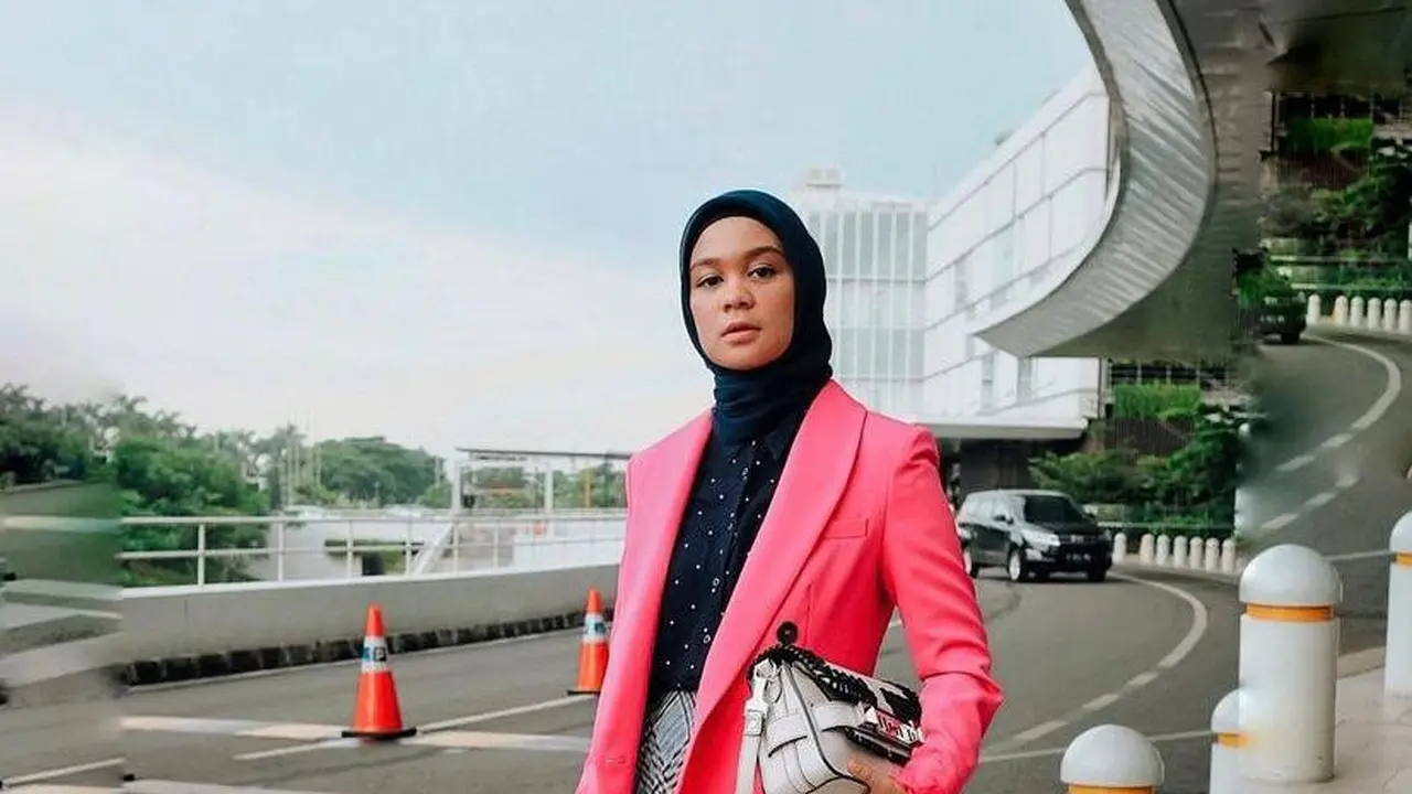 14 Ide Padu Padan Baju Pink dengan Hijab Kekinian ala Seleb, Irish Bella-Ria Ricis