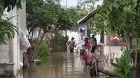 Akibat luapan Sungai Cisadane, Kampung Cirumpak dan Kampung Beting di Desa Tanjung Burung, Kecamatan Teluknaga, Kabupaten Tangerang, terendam banjir hingga ketinggian 70 cm. (Foto: Liputan6/Pramita Tristiawati)