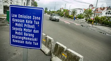 Suasana kawasan rendah emisi Kota Tua, Jakarta, Rabu (17/2/2021). Kualitas udara di kawasan Kota Tua Jakarta membaik setelah kebijakan Low Emission Zone (LEZ) atau Zona Emisi Rendah diberlakukan sejak 8 Februari 2021. (Liputan6.com/Faizal Fanani)